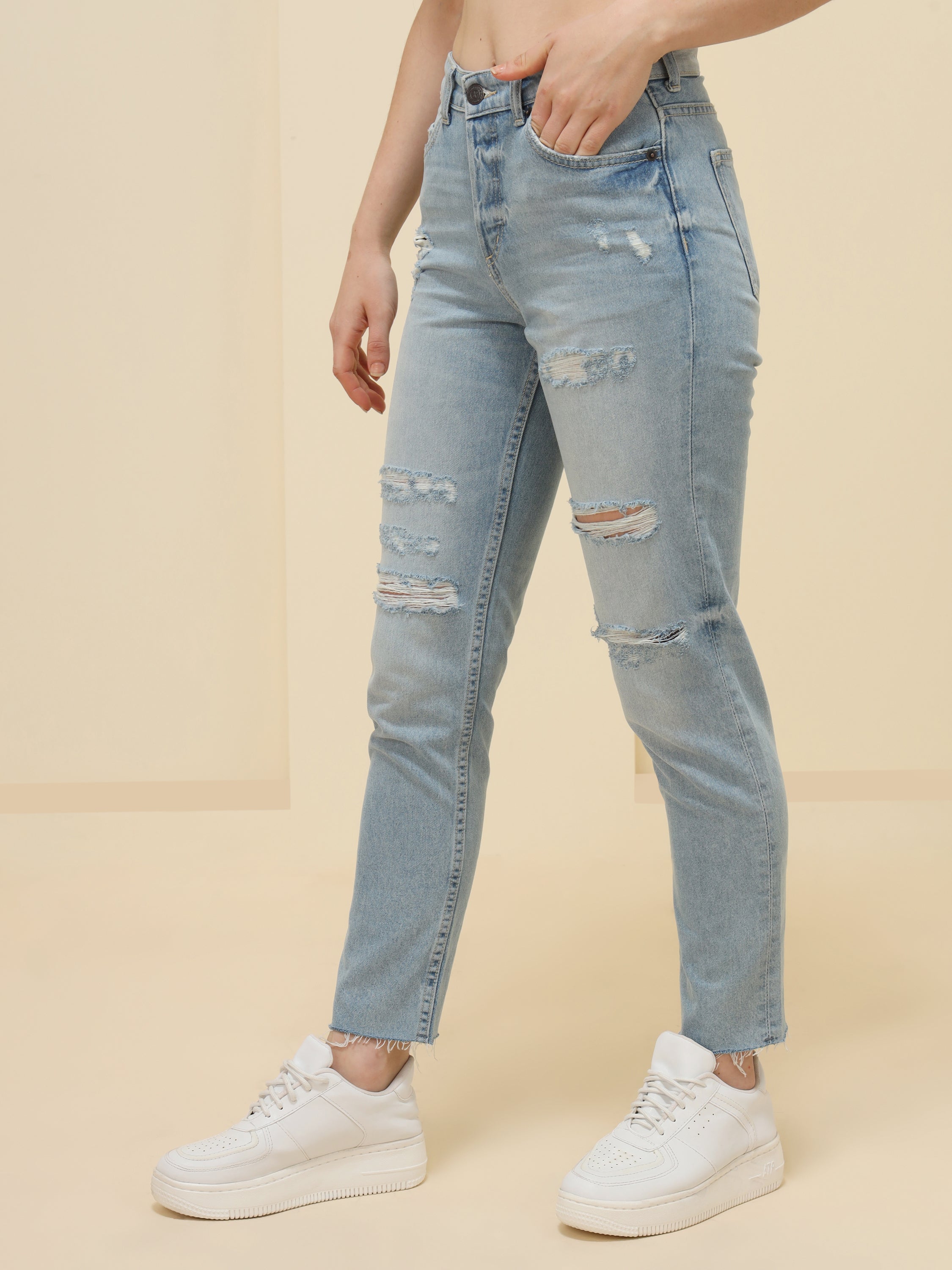 WOMEN SLIM FIT RIPPED JEANS