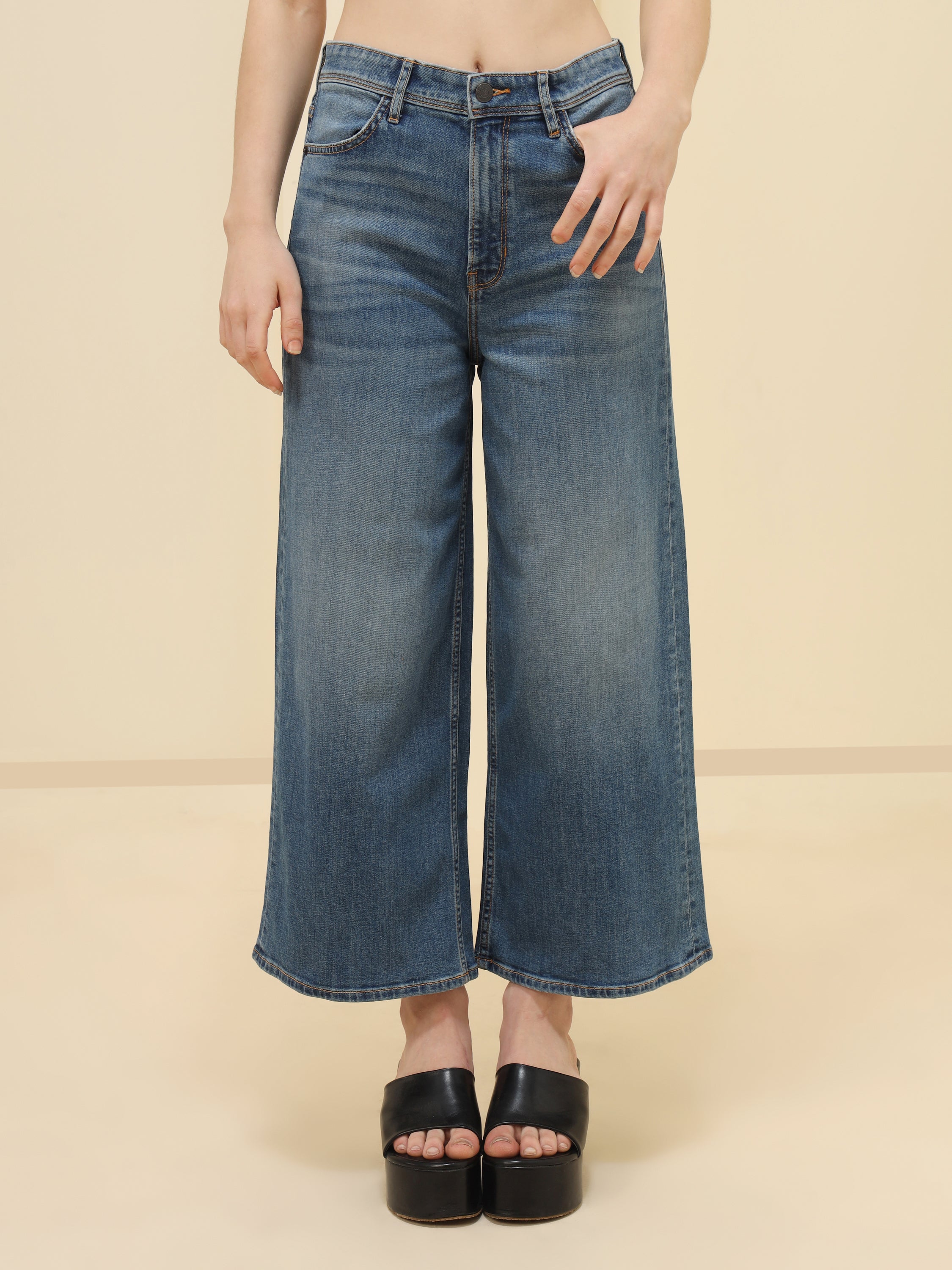 WOMEN HIGH-WAIST FLARE JEANS