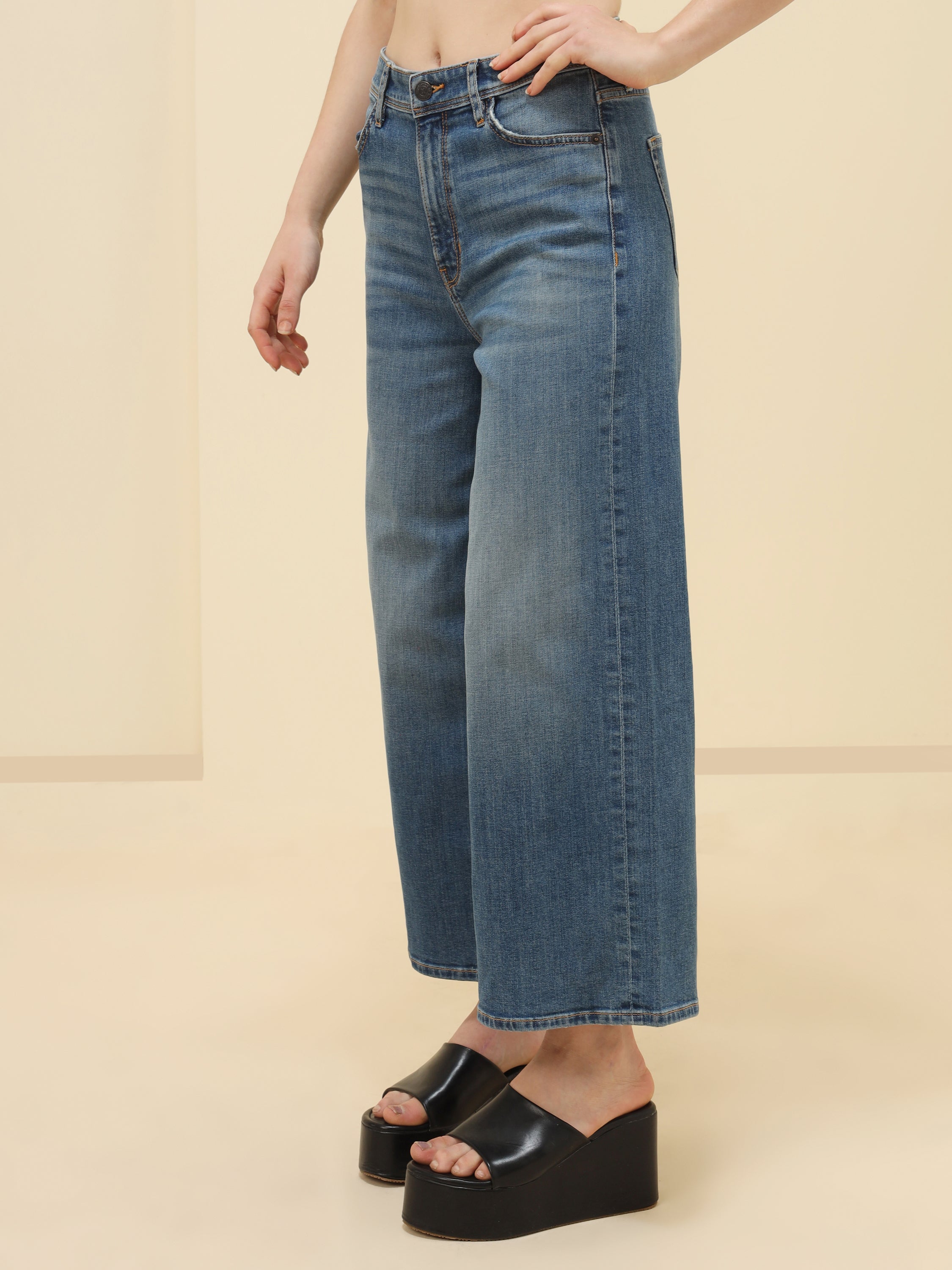 WOMEN HIGH-WAIST FLARE JEANS