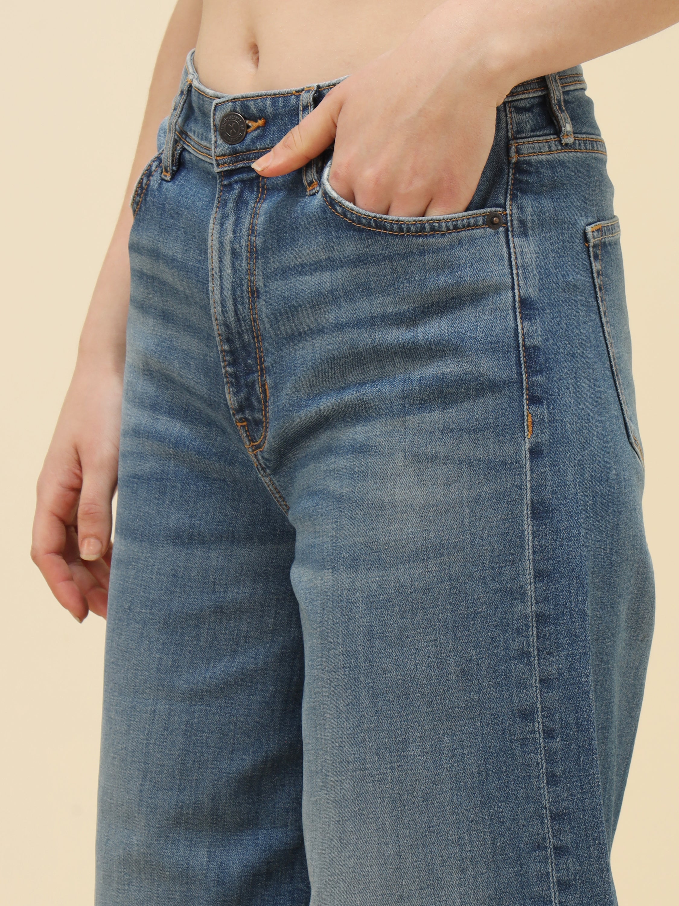 WOMEN HIGH-WAIST FLARE JEANS